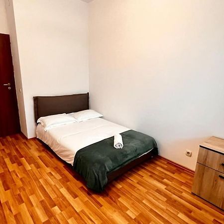 Otopeni Airport Apartment With Private Garden Eksteriør bilde