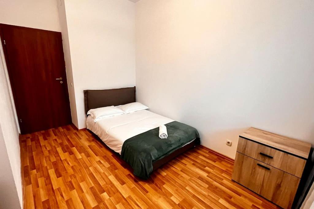 Otopeni Airport Apartment With Private Garden Eksteriør bilde