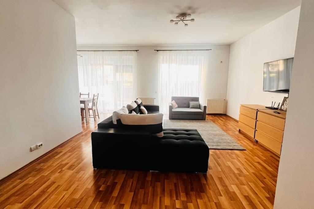 Otopeni Airport Apartment With Private Garden Eksteriør bilde