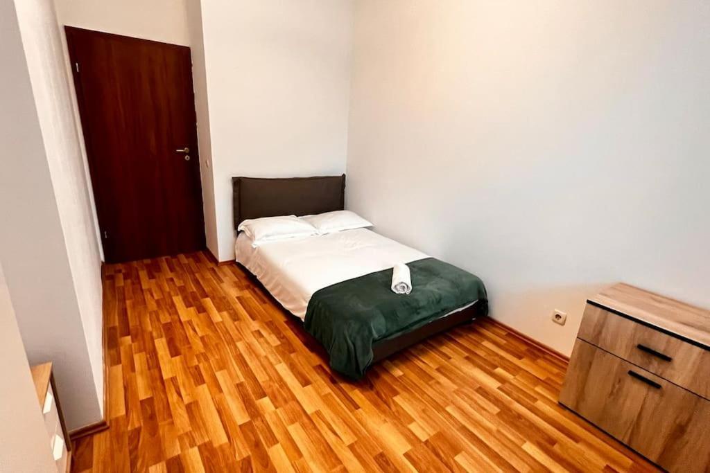 Otopeni Airport Apartment With Private Garden Eksteriør bilde