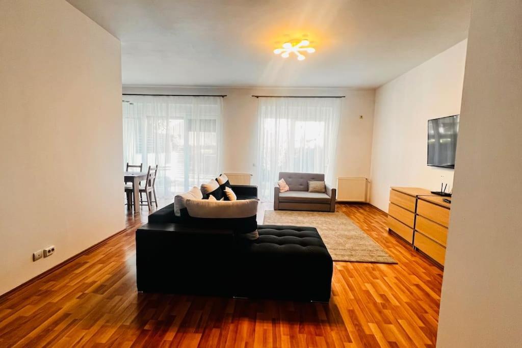Otopeni Airport Apartment With Private Garden Eksteriør bilde