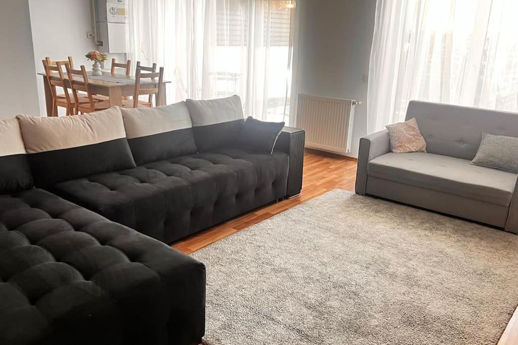 Otopeni Airport Apartment With Private Garden Eksteriør bilde