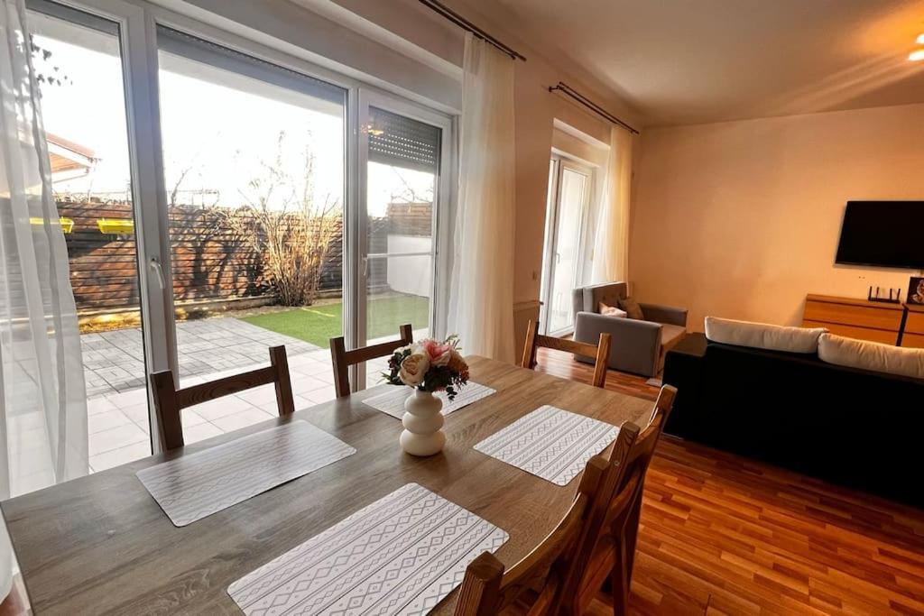 Otopeni Airport Apartment With Private Garden Eksteriør bilde