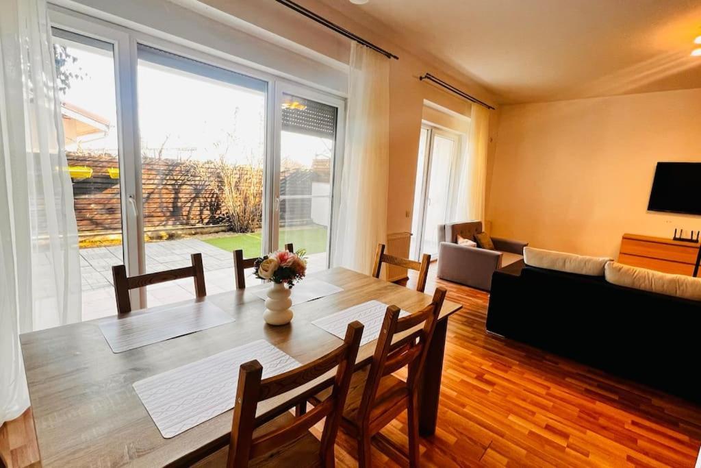 Otopeni Airport Apartment With Private Garden Eksteriør bilde